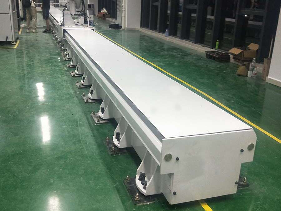 广东东莞某厂25米全封闭式机器人地轨